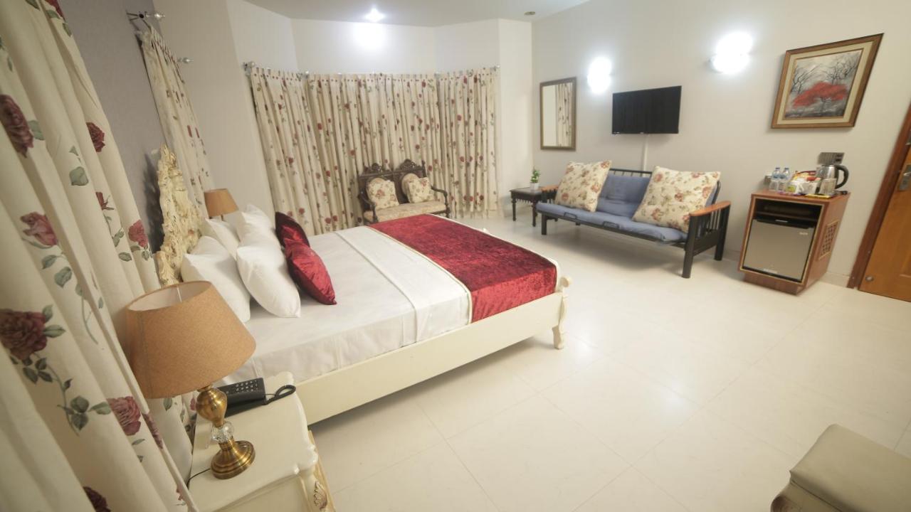 Four Squares Karachi Bed & Breakfast Exterior photo