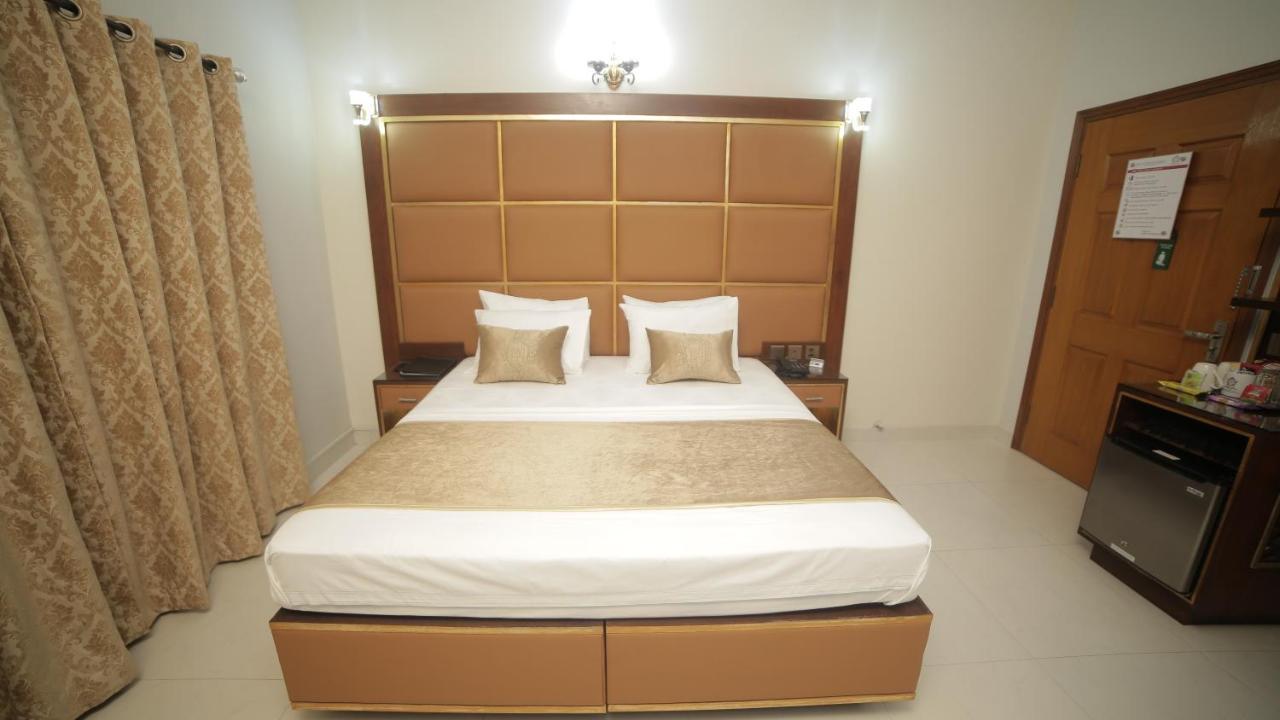Four Squares Karachi Bed & Breakfast Exterior photo