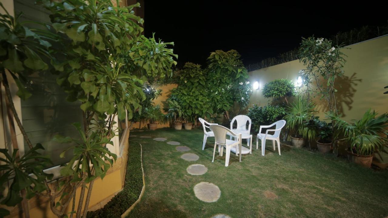 Four Squares Karachi Bed & Breakfast Exterior photo